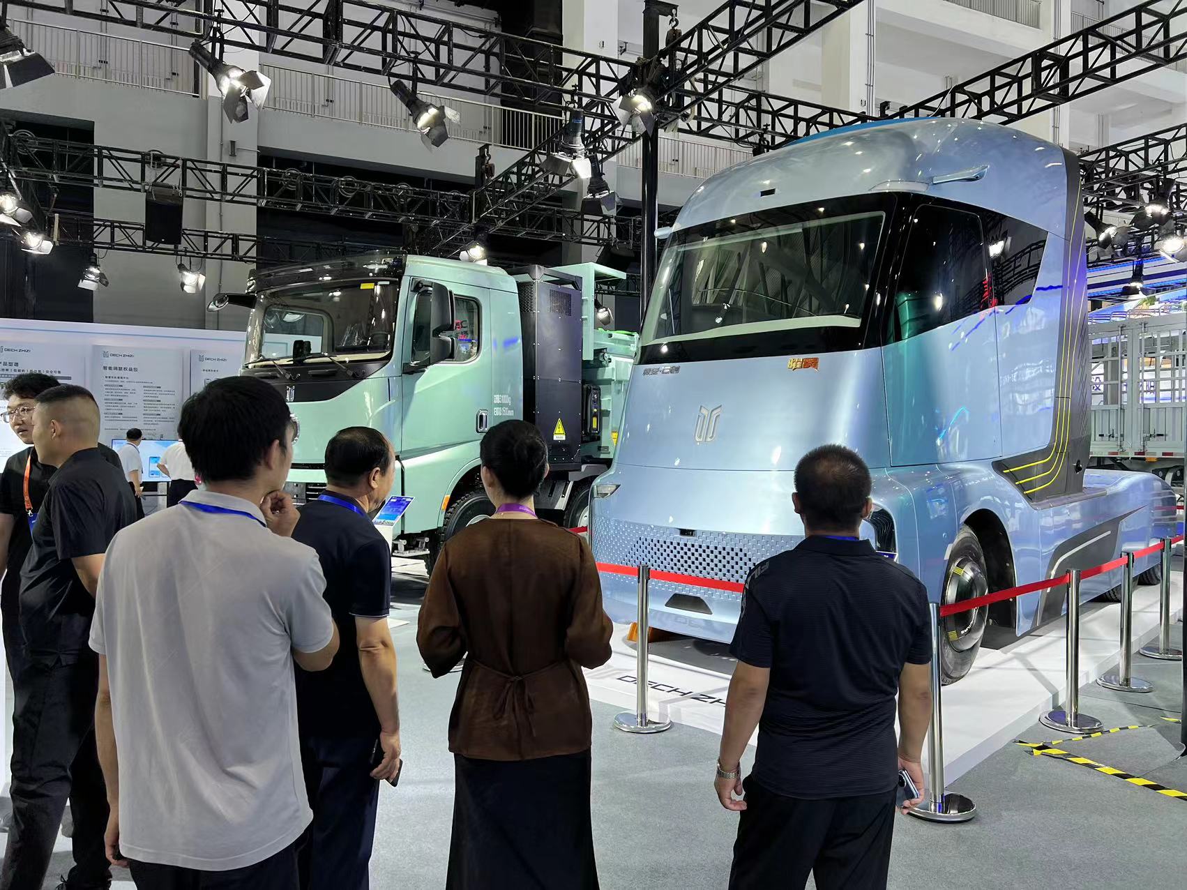 图为质子汽车“曜灵”概念重卡展区